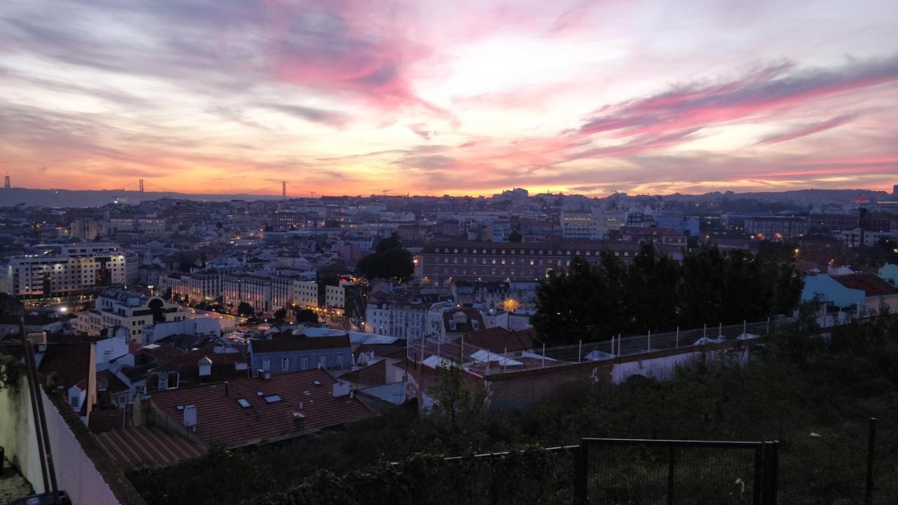 Stroll To Coffee Shops Near A Renovated Hillside Apartment In Graca Lisboa Kültér fotó