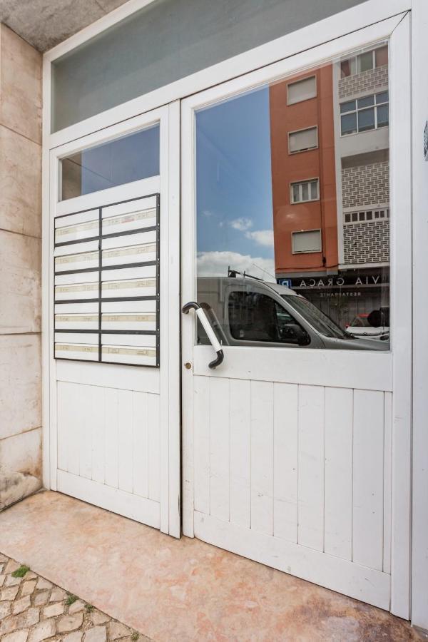 Stroll To Coffee Shops Near A Renovated Hillside Apartment In Graca Lisboa Kültér fotó