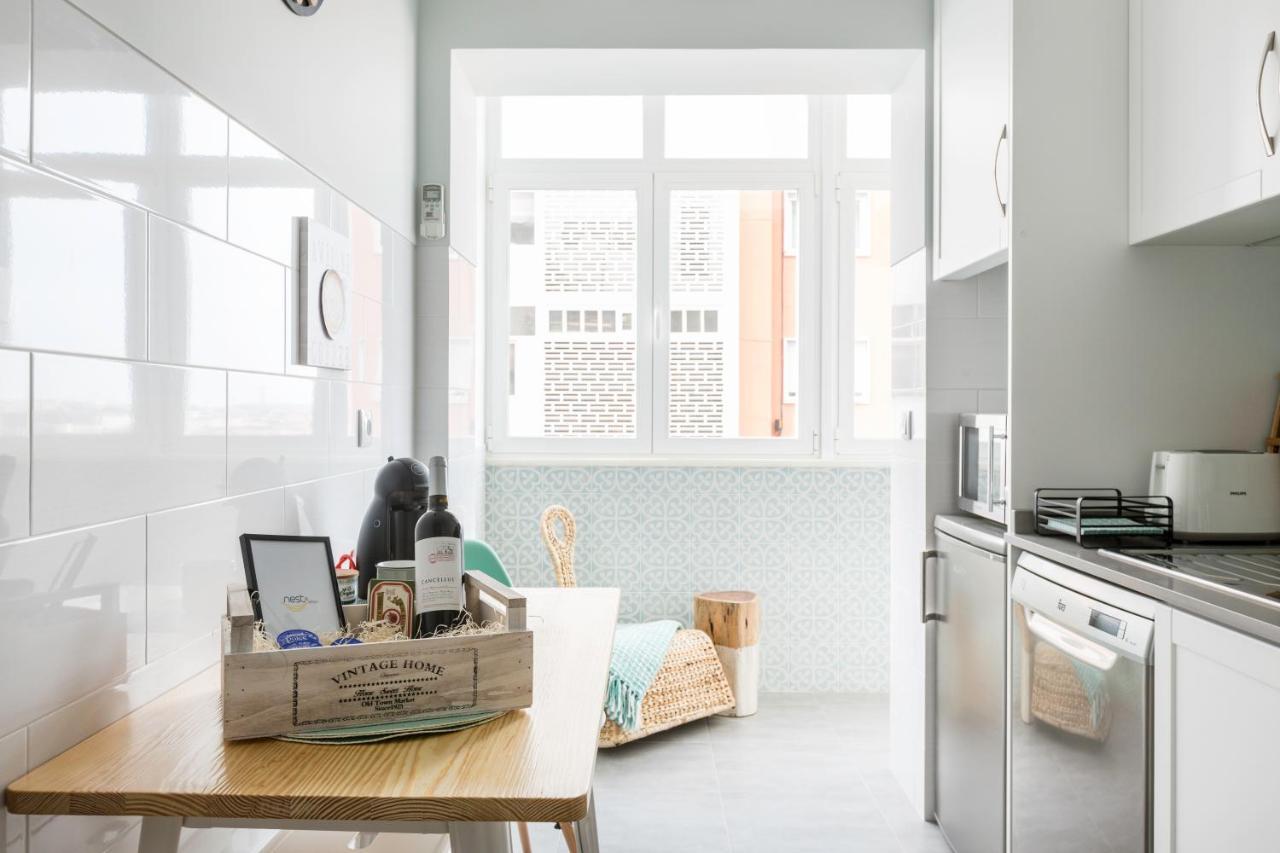 Stroll To Coffee Shops Near A Renovated Hillside Apartment In Graca Lisboa Kültér fotó