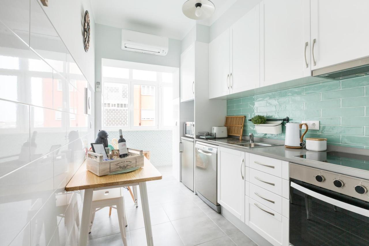 Stroll To Coffee Shops Near A Renovated Hillside Apartment In Graca Lisboa Kültér fotó