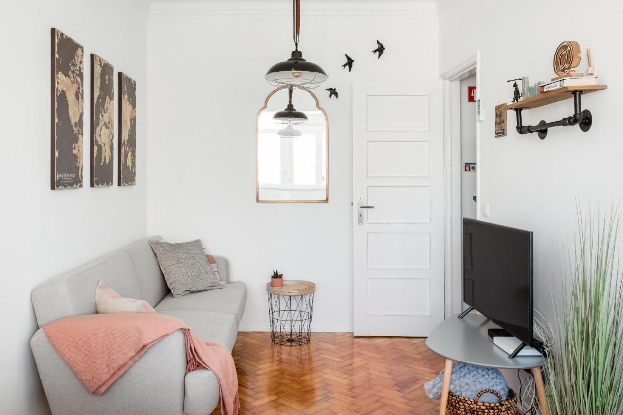 Stroll To Coffee Shops Near A Renovated Hillside Apartment In Graca Lisboa Kültér fotó