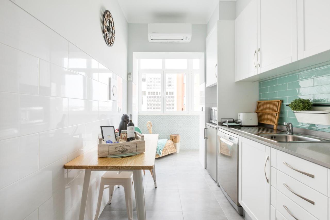 Stroll To Coffee Shops Near A Renovated Hillside Apartment In Graca Lisboa Kültér fotó