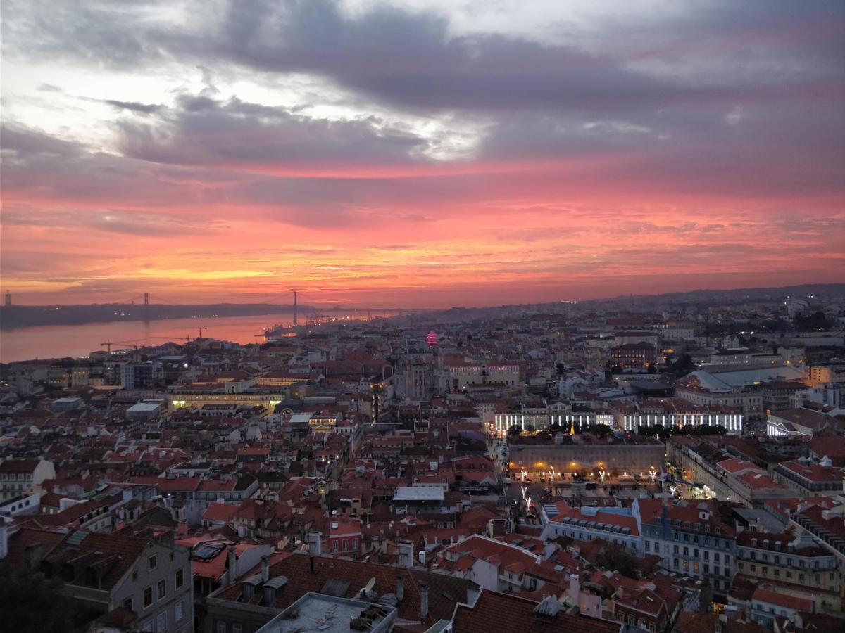 Stroll To Coffee Shops Near A Renovated Hillside Apartment In Graca Lisboa Kültér fotó