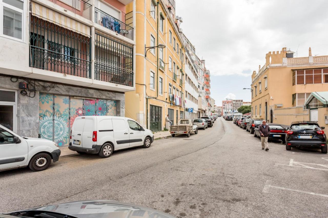 Stroll To Coffee Shops Near A Renovated Hillside Apartment In Graca Lisboa Kültér fotó
