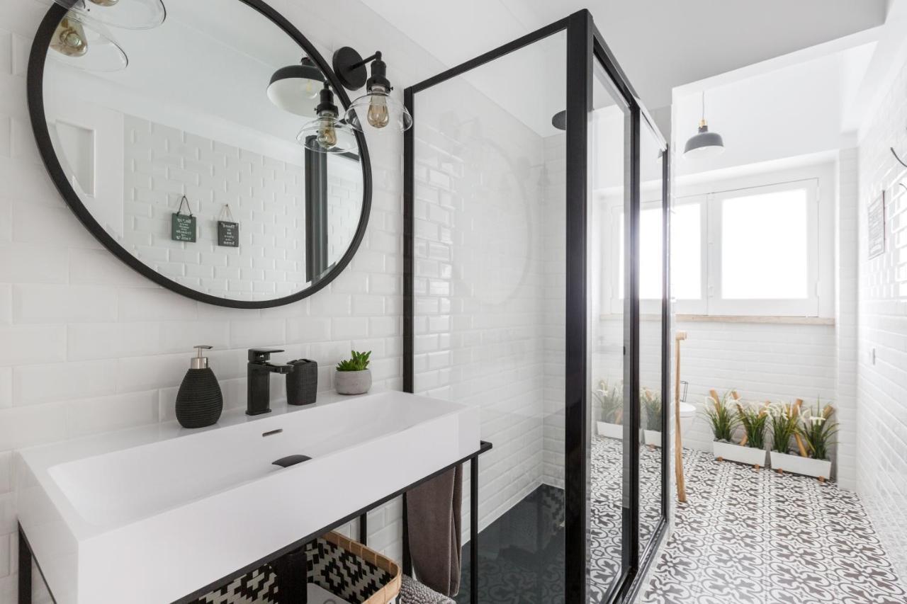 Stroll To Coffee Shops Near A Renovated Hillside Apartment In Graca Lisboa Kültér fotó