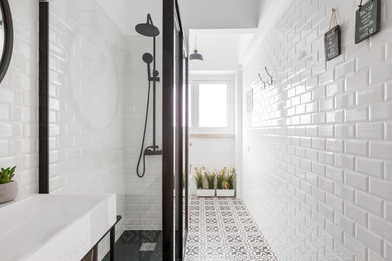 Stroll To Coffee Shops Near A Renovated Hillside Apartment In Graca Lisboa Kültér fotó