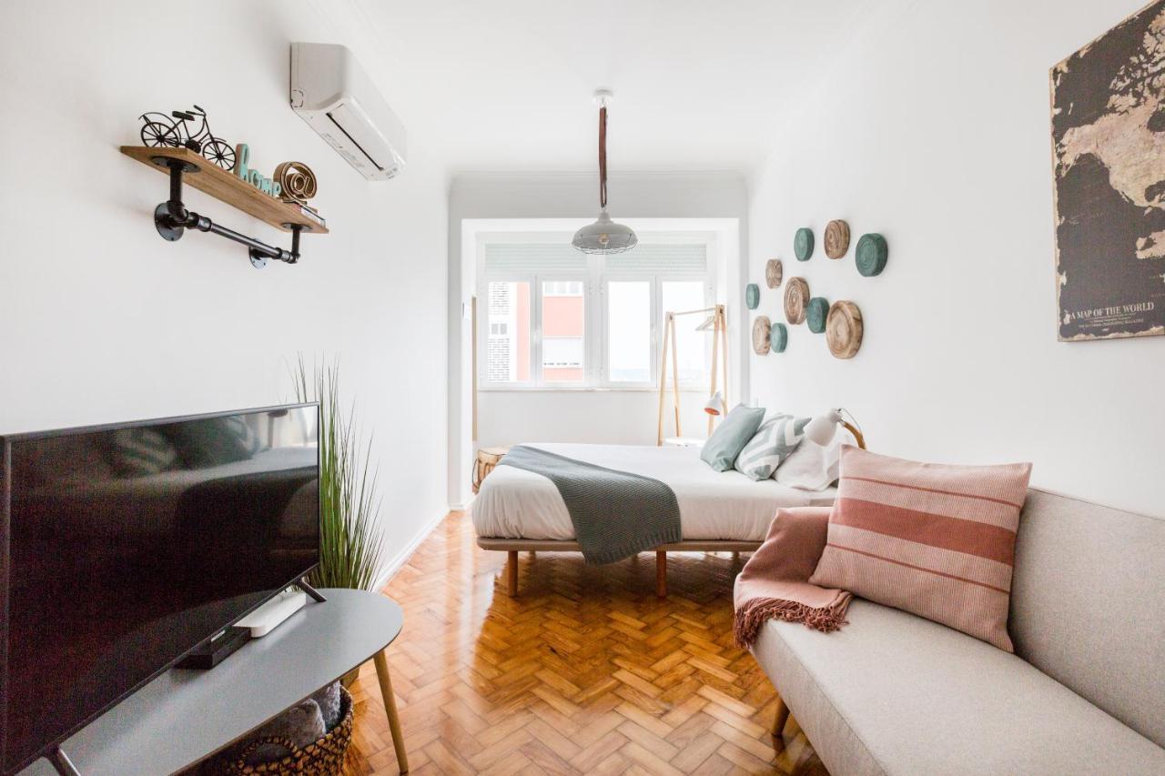 Stroll To Coffee Shops Near A Renovated Hillside Apartment In Graca Lisboa Kültér fotó