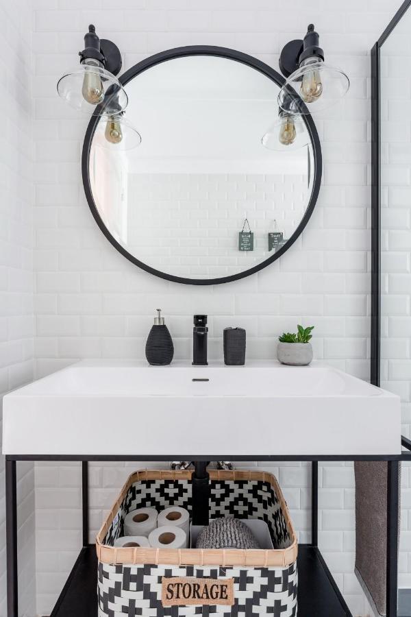 Stroll To Coffee Shops Near A Renovated Hillside Apartment In Graca Lisboa Kültér fotó
