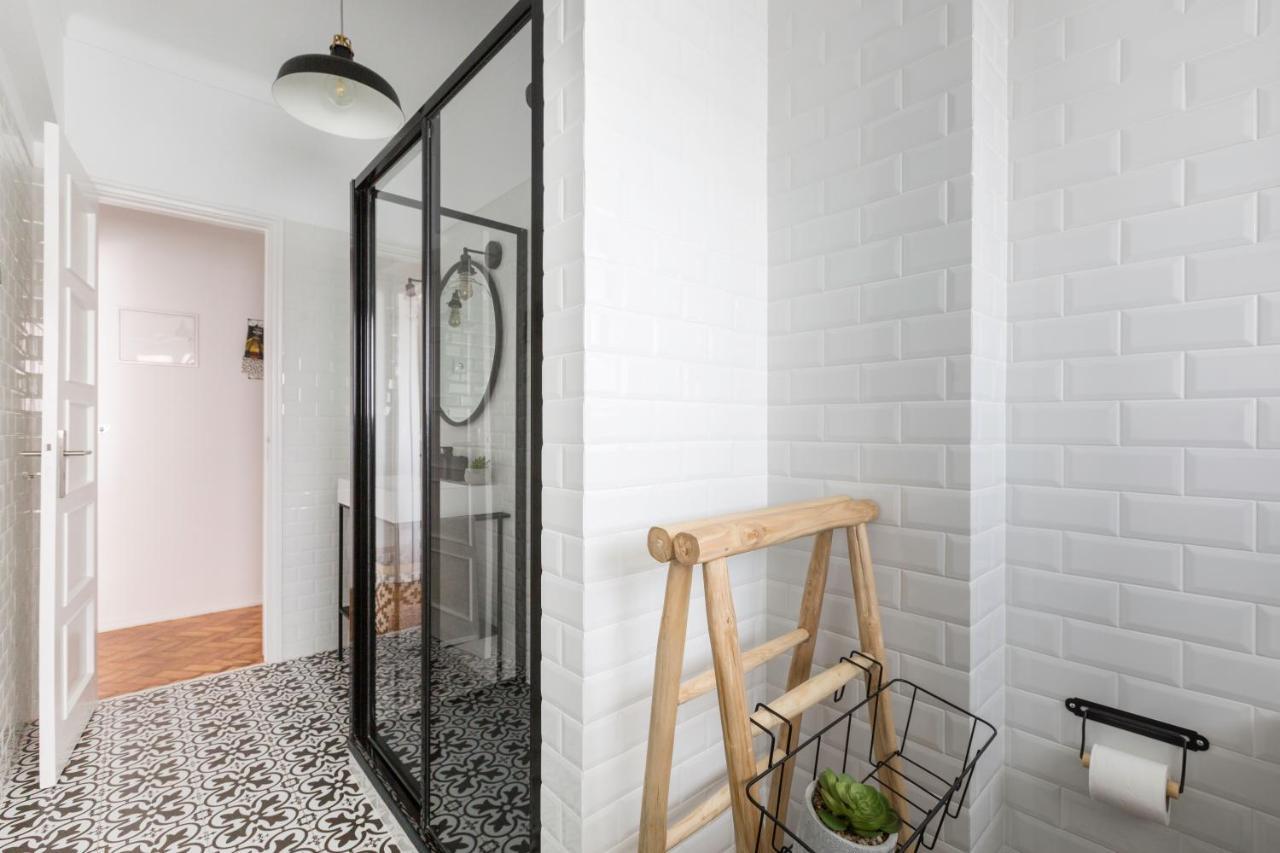 Stroll To Coffee Shops Near A Renovated Hillside Apartment In Graca Lisboa Kültér fotó