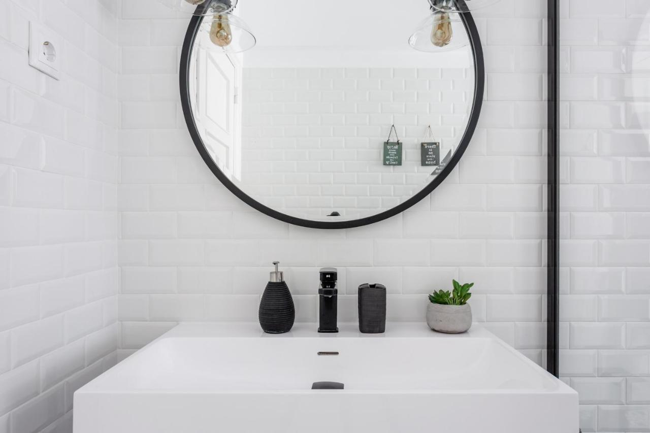 Stroll To Coffee Shops Near A Renovated Hillside Apartment In Graca Lisboa Kültér fotó